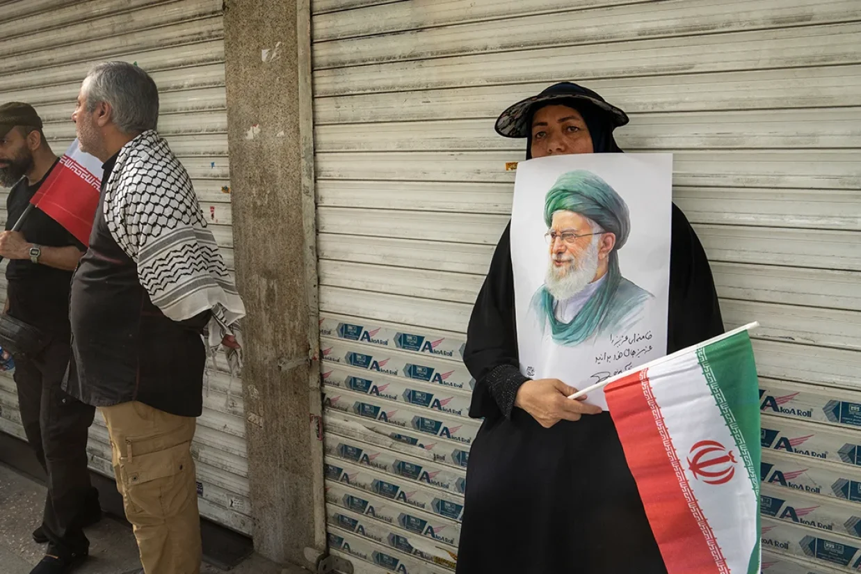 در پی ارزیابی مقام‌های ارشد نظامی و امنیتی جمهوری اسلامی درباره افزایش احتمال حمله آمریکا، علی خامنه‌ای به پناهگاهی ویژه و زیرزمینی شامل تونل‌های تودرتو در تهران منتقل شده و در آن‌جا مخفی شده است.