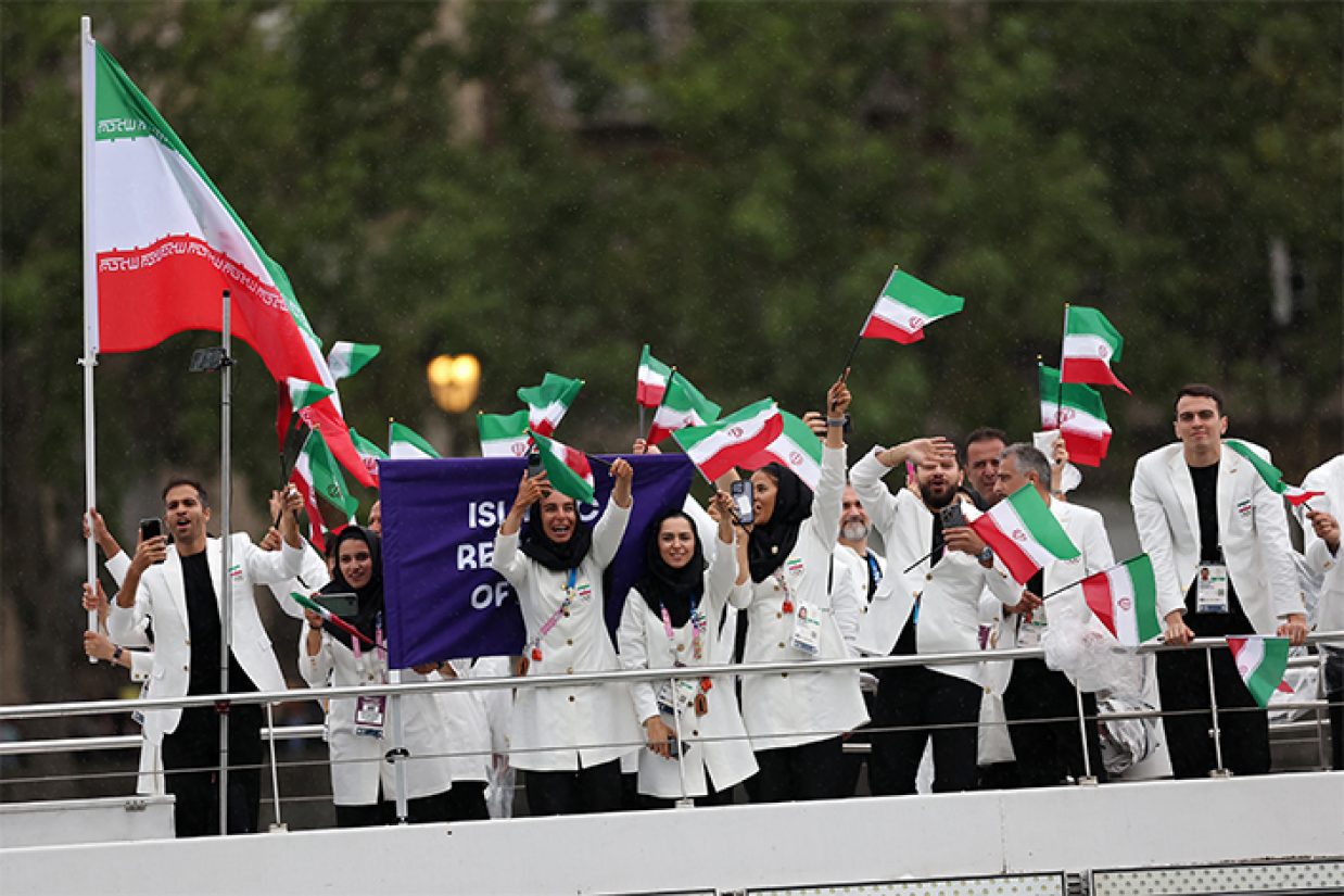 بعد از انتشار تصاویر کاروان المپیک ایران، بسیاری از کاربران شبکه‌های اجتماعی از طراحی و فرم این لباس‌ها انتقاد کردند و این لباس‌ها را شایسته معرفی فرهنگ و ورزش ایران نمی‌دانند.