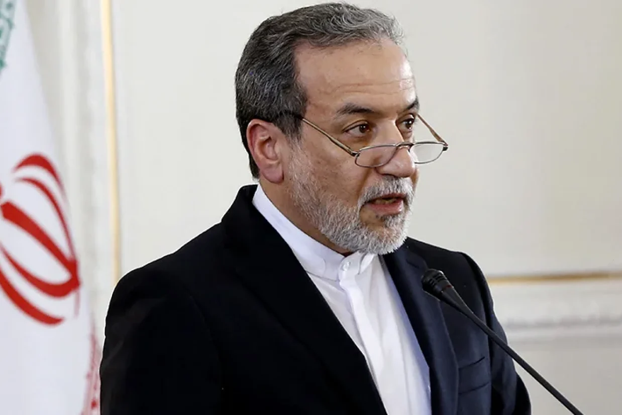 وزیر خارجه جمهوری اسلامی با استقبال از آتش‌بس در لبنان گفته است که تهران حق واکنش به حمله اسرائیل را دارد، اما تحولات منطقه‌ای مانند آتش‌بس در لبنان بر پاسخ ایران به اسرائیل اثرگذار است.