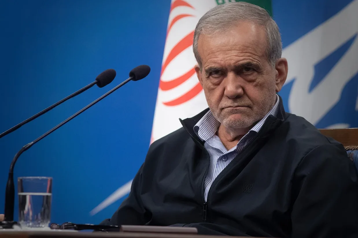 مسعود پزشکیان، رئیس دولت جمهوری اسلامی در پاسخ به تماس به مکرون گفته است که جمهوری اسلامی به صفر رساندن فعالیت‌های هسته‌ای را «به هیچ‌وجه» نمی‌پذیرد.