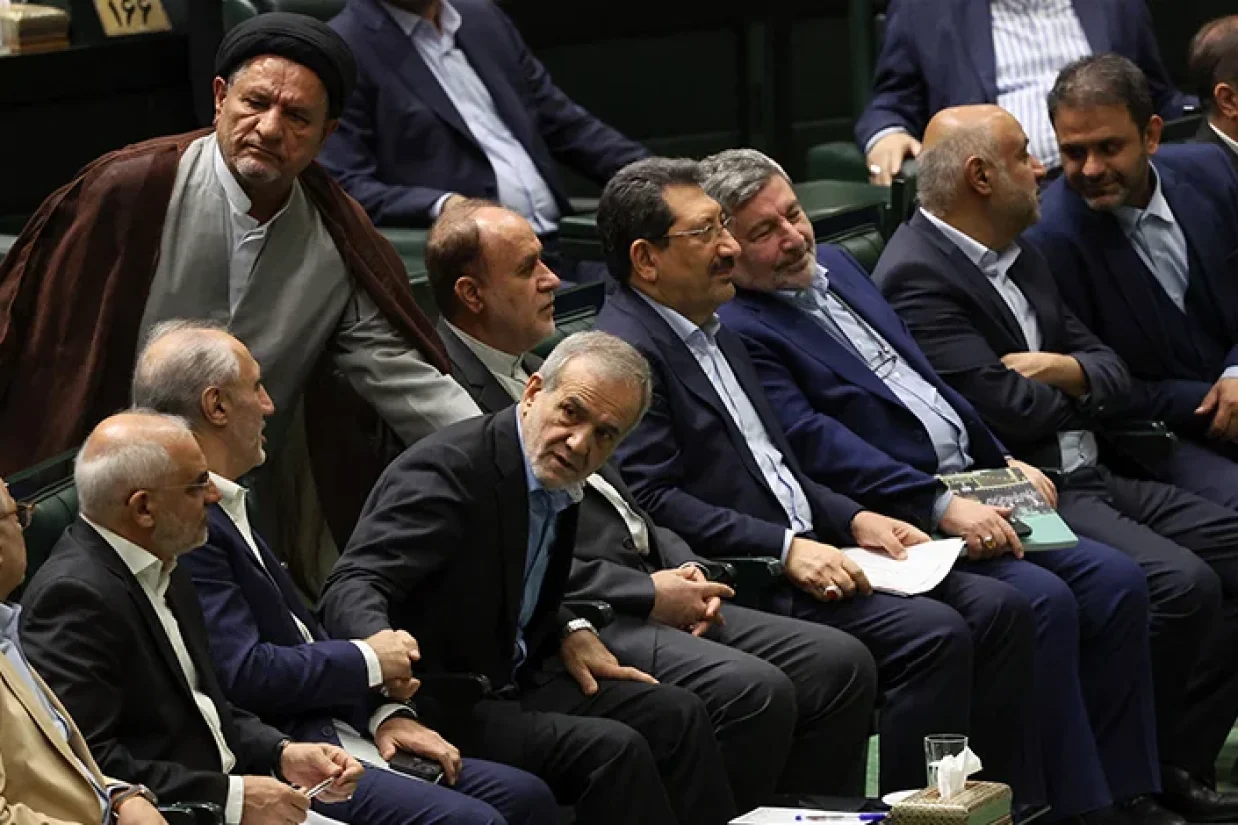 مسعود پزشکیان در آخرین هفته آذرماه طی یک سخنرانی در سازمان برنامه و بودجه از گم شدن روزانه ۲۰ میلیون لیتر سوخت پرده برداشت و هم‌زمان اضافه کرد همین موضوع در سایر حوزه‌ها مانند آب و برق هم اتفاق می‌افتد.