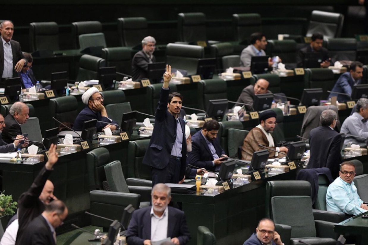 همزمان با بررسی لایحه کاهش ساعت کاری ادارات و افزایش تعطیلی آخر هفته، برخی از نمایندگان مجلس با انگیزه ضد اسرائیلی مخالفت خود را با تعطیلی روز شنبه اعلام کردند.
