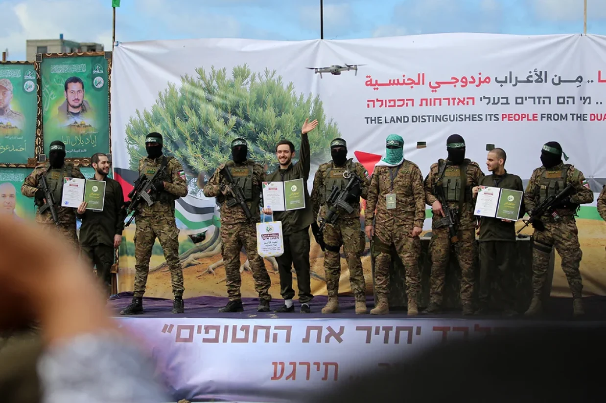 حماس در ازای آزادی صدها زندانی فلسطینی، شش گروگان را آزاد می‌کند که این اقدام پس از تأیید شناسایی پیکر شیری بیباس، از سوی اسرائیل صورت گرفته است.