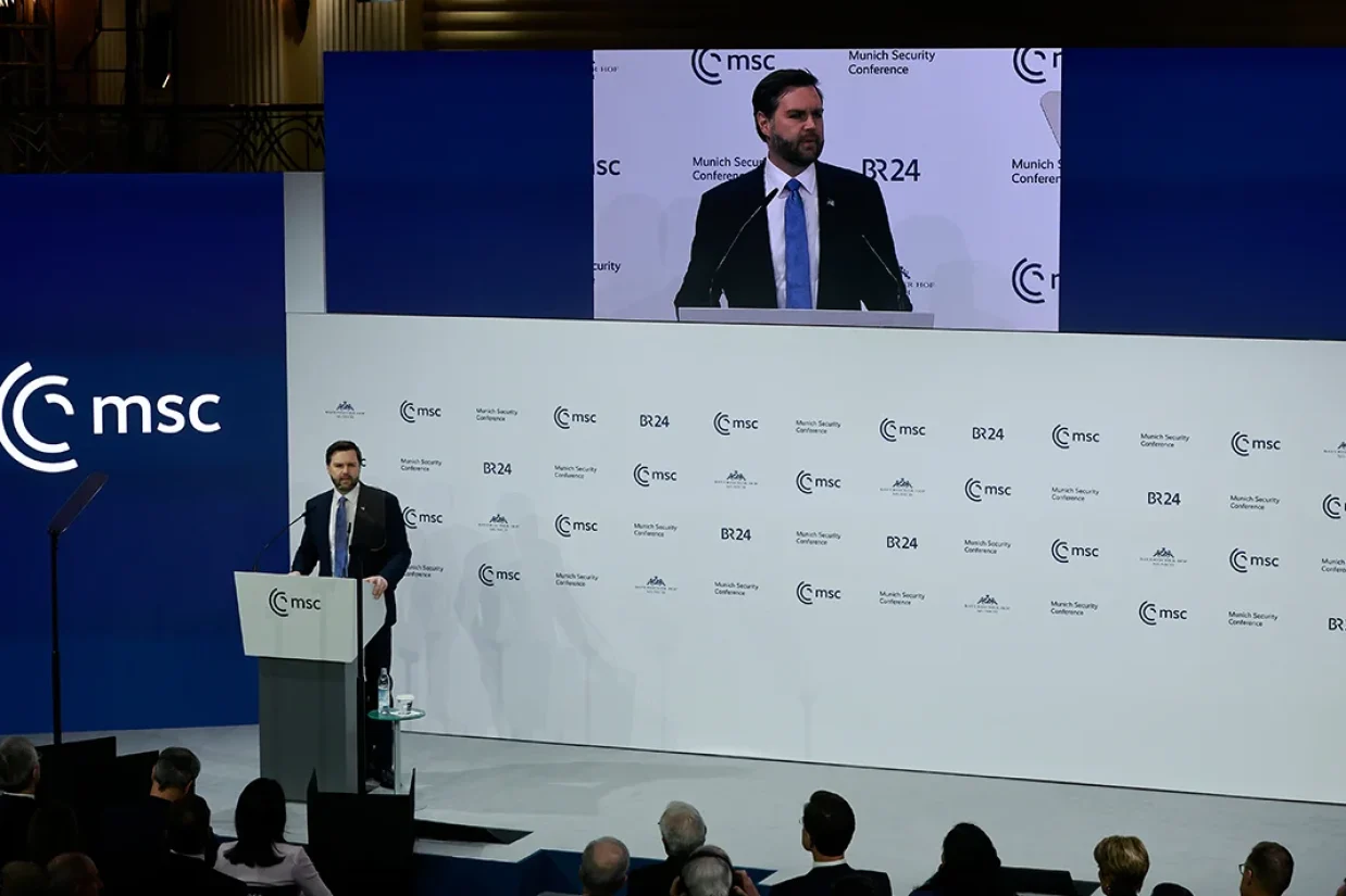جی‌دی ونس از متحدان اروپایی ایالات متحده به دلیل نگرش آن‌ها درباره آزادی بیان، دموکراسی و مهاجرت‌های بی‌رویه انتقاد کرد.