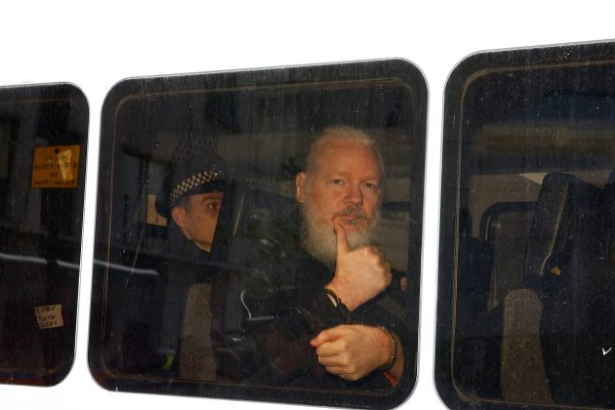 جولیان آسانژ پس از بازداشت در اتومبیل پلیس لندن. 11 آوریل 2019 (Henry Nicholls/Reuters)