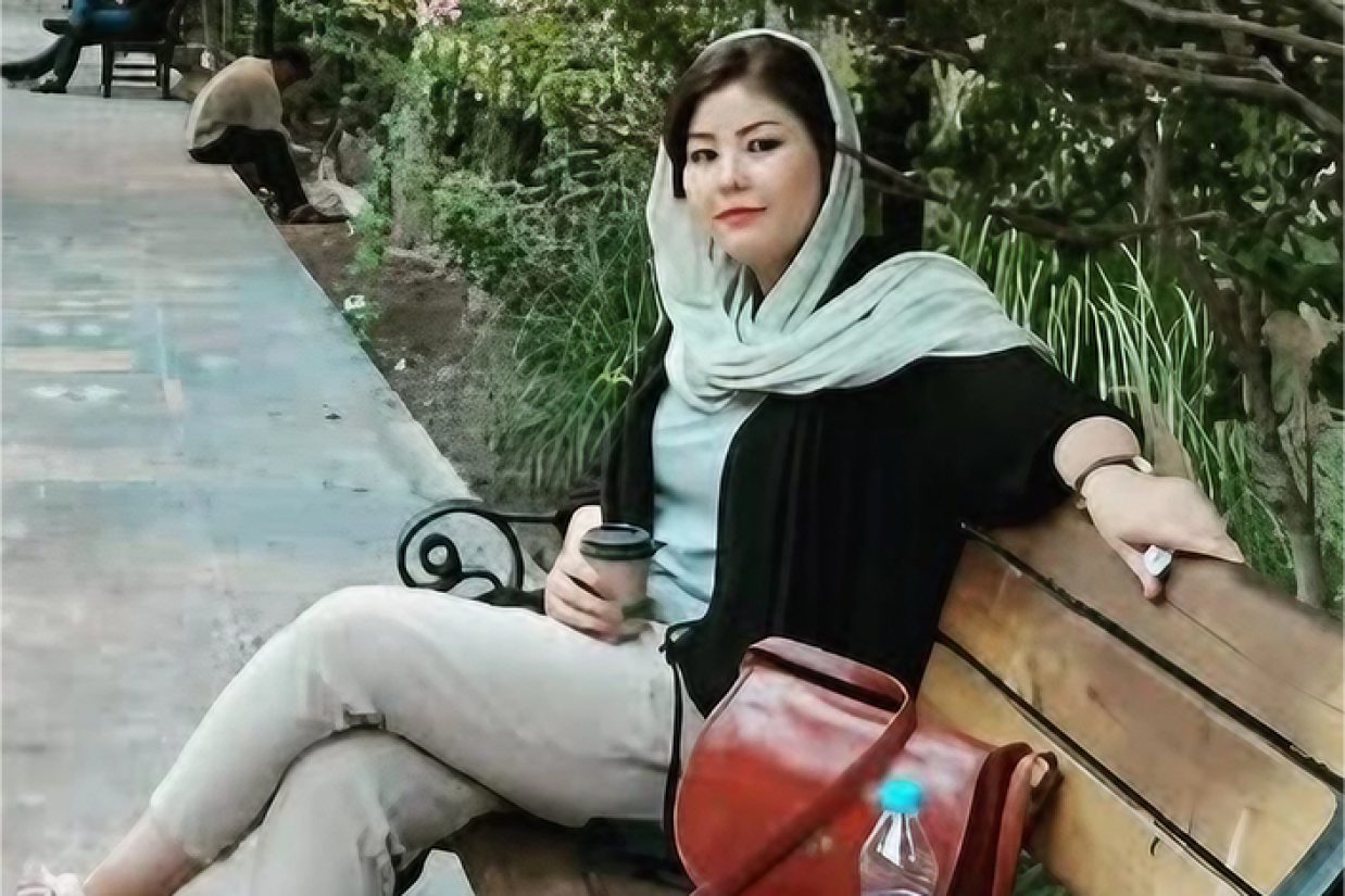 کبری غلامی بعد از دریافت چندین پیامک درباره حجاب اجباری به اداره گذرنامه احضار و بازداشت شده و از آنجا به افغانستان اخراج شده است.