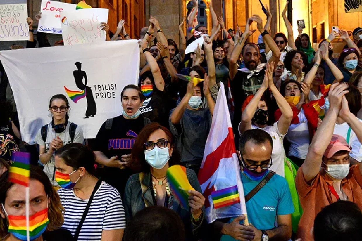 پارلمان گرجستان در تازه‌ترین ‌خوانش قانون «ارزش‌های خانوادگی و حمایت از خردسالان»، منع ازدواج همجنس‌گرایان را تصویب کردند.