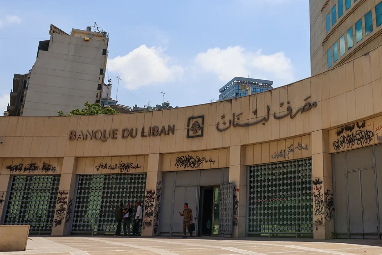 رویترز به نقل از منابع آگاه نوشت که واشنگتن در حال بررسی گزینه‌های ریاست بانک مرکزی لبنان با هدف کاهش فساد و جلوگیری از تأمین مالی حزب‌الله از طریق سیستم بانکی این کشور است.