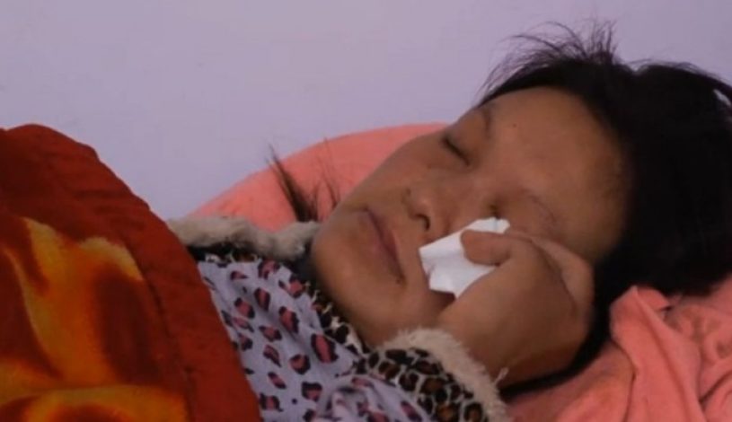 1-	لیوشین‌ون مادر چینی در حال پاک کردن اشک چشمانش درحالی‌که به اِسکای‌نیوز موضوع سقط جنین اجباری خود را گزارش می‌‌‏داد. (تصویر صحنه/اسکای)
