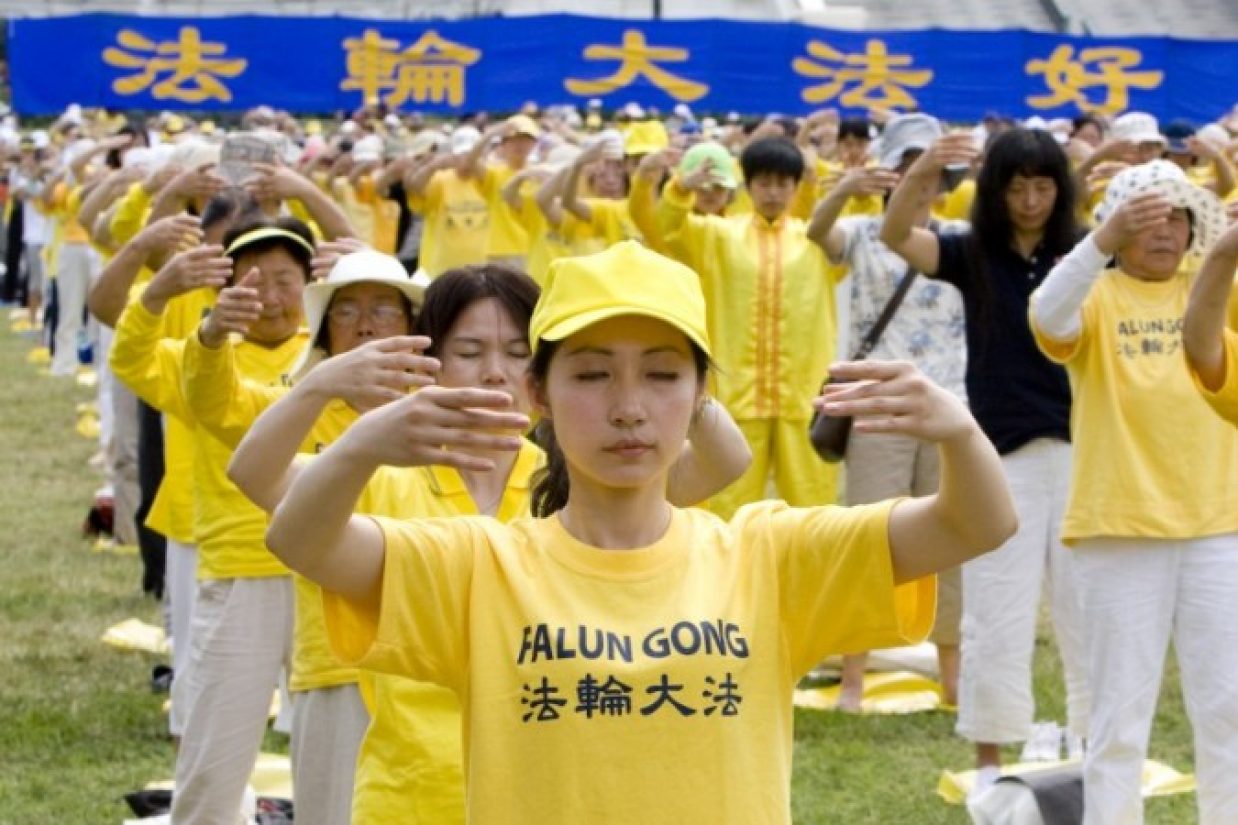 صدها نفر از تمرین‌کنندگان فالون گونگ، در ۱۲ جولای، قبل از برگزاری گردهمایی درخصوص افشای بیشتر آزار و اذیت فالون‏گونگ در چین، درمحوطه‏ی بزرگ چمن در مقابل ساختمان کنگره‏ی ایالات متحده تمرین فالون گونگ را انجام می‌دهند. (ما یو‌ژی/ اپک تایمز)