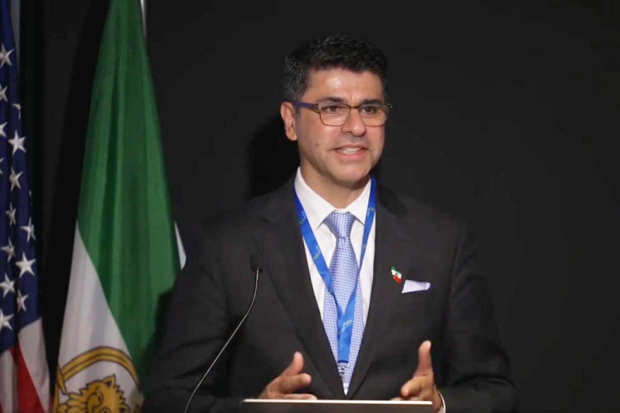 محمدرضا جهان‌پرور، اقتصاددان در مراسم رونمایی از نخستین گروه «پروژه شکوفایی ایران» سازمان نوفدی (Screenshot via X/@NUFDIran)