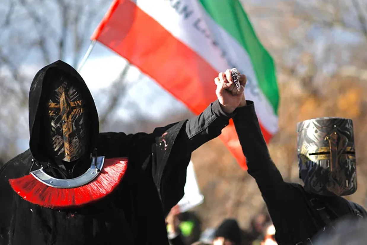 مارکسیسم فرهنگی زمانی متولد شد که بلوک شرق در اقتصاد و سیاست و روابط بین ‌الملل عملا خلع سلاح شد و شکست خورد. اما این شکست به معنی پایان طاعون سرخ نبود.