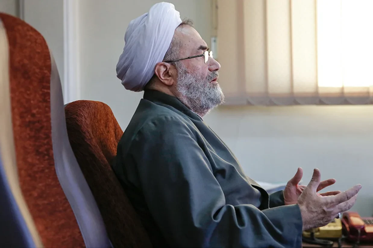 مسیح مهاجری، مدیرمسئول روزنامه جمهوری اسلامی در مقاله‌ای از مخالفان مذاکره با آمریکا که این کار را «فاقد شرافت» می‌دانند، انتقاد کرده است. او همچنین از موضع رهبر جمهوری اسلامی در رد مذاکره با آمریکا حمایت کرده است.
