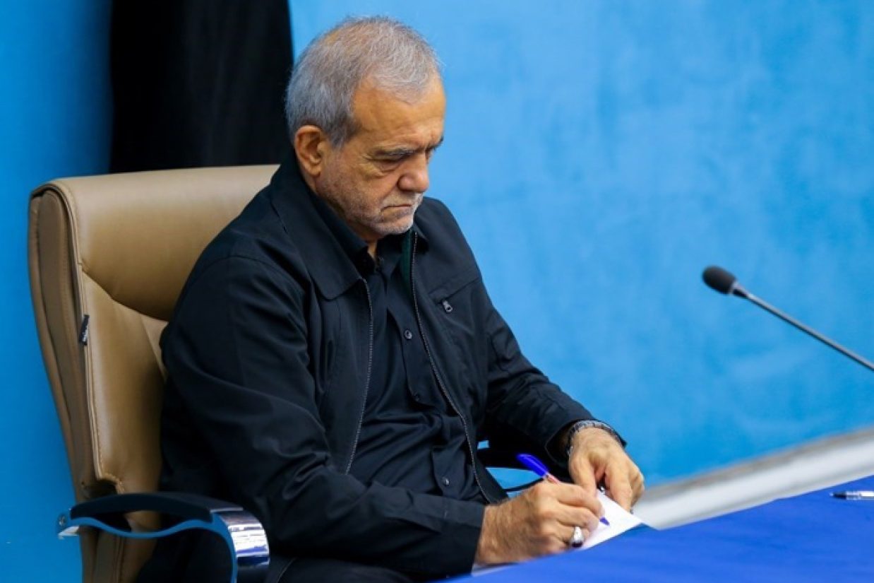 مسعود پزشکیان، رئیس دولت جمهوری اسلامی ایران بر تداوم روابط دوستانه جمهوری اسلامی با چین و روسیه تاکید کرد و گفت که آمریکا باید درک کند که ایران به فشارها پاسخ نمی‌دهد.
