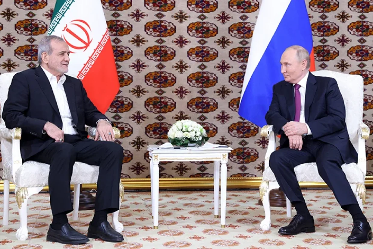 مسعود پزشکیان با ولادیمیر پوتین، رئیس‌جمهور روسیه در عشق آباد دیدار کرد. همایش «ارتباط متقابل زمان‌ها و تمدن‌ها - مبنای صلح و توسعه» به مناسبت سیصدمین سالگرد مختوم‌قلی فراغی، شاعر شهیر ترکمن، در عشق‌آباد ترکمنستان برگزار شده است.
