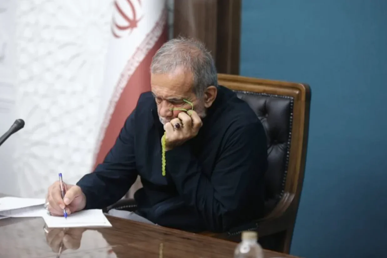 مسعود پزشکیان، رئیس دولت جمهوری اسلامی گفته است که چرخه تولید و توزیع سوخت در دست دولت است، اما روزانه ۲۰ تا ۳۰ میلیون لیتر سوخت در ایران قاچاق می‌شود.