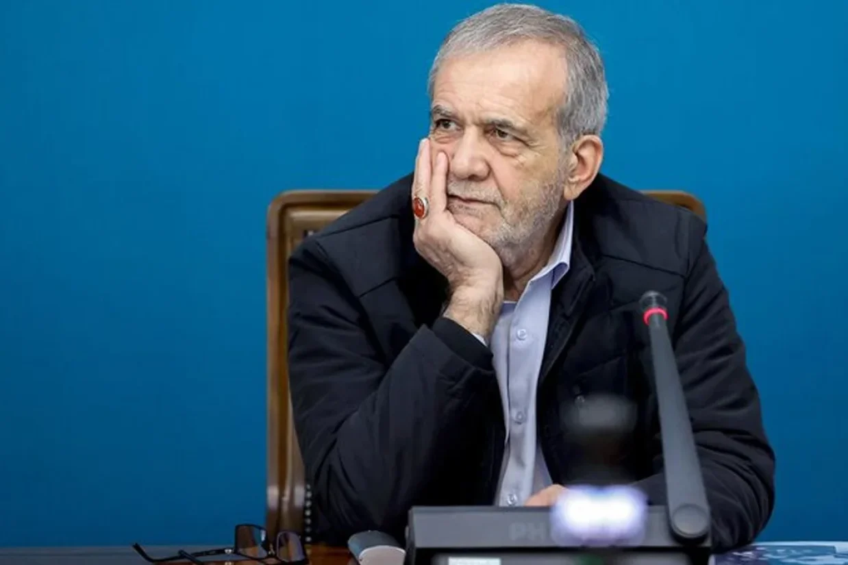 مسعود پزشکیان با تأکید بر لزوم «مقاومت» در برابر تحریم‌ها تصریح کرد که دولت او هیچ اختیاری برای کنترل قیمت دلار ندارد.