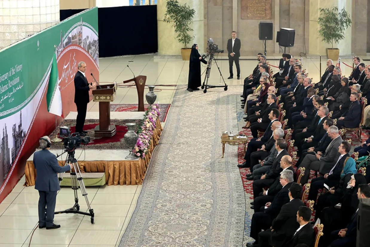 مسعود پزشکیان در مراسم سالگرد انقلاب ۵۷ با حضور سفرای خارجی گفت: «ما به دنبال سلاح هسته‌ای نیستیم، این فتوای رهبر جمهوری اسلامی است، حتی کسانی که ادعا می‌کنند هم نمی‌توانند ما را به سمت سلاح هسته‌ای ببرند.»
