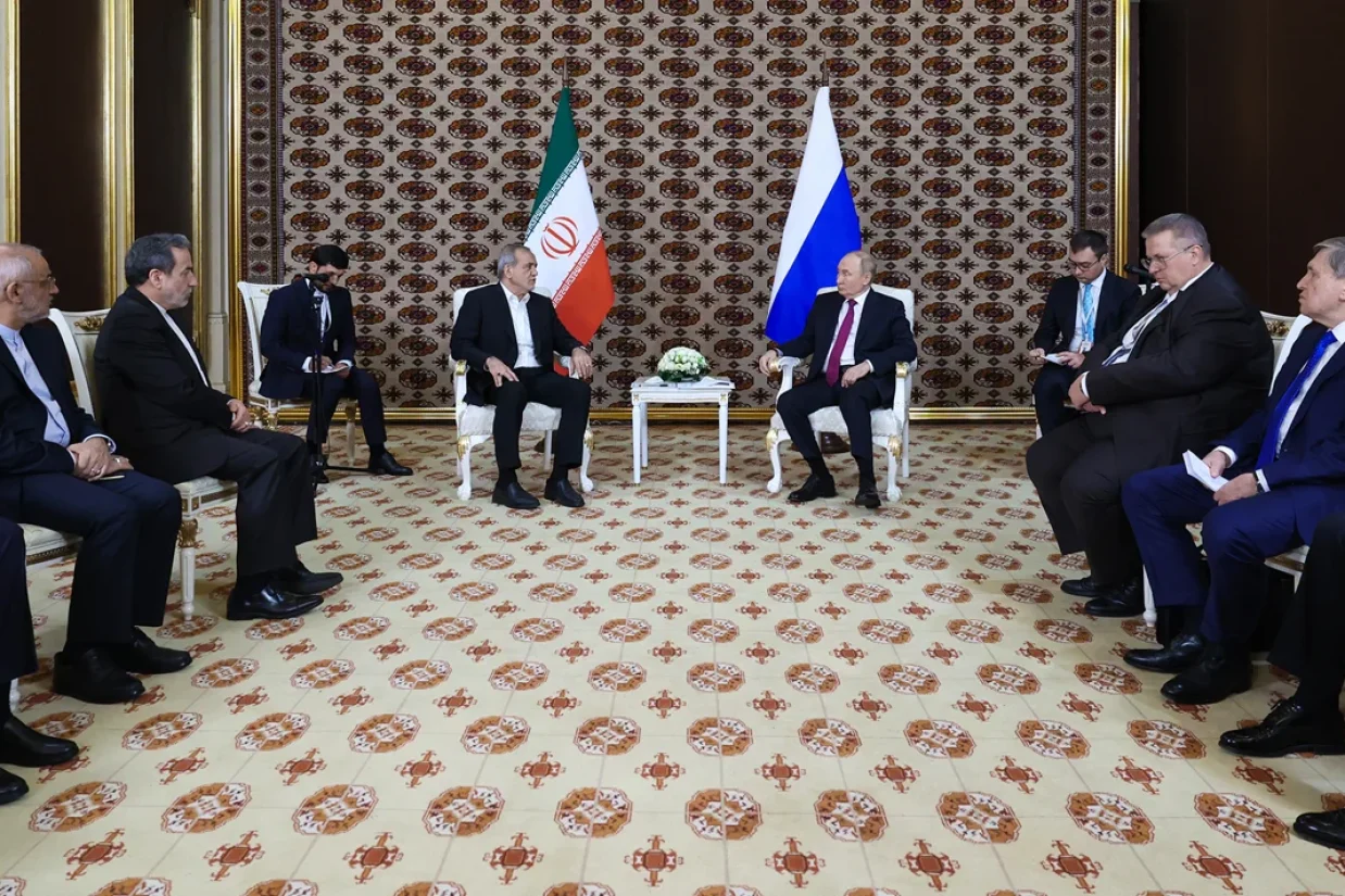 بلومبرگ نوشته است که پس از سال‌‏ها جنگ و تحولات سیاسی شدید، جمهوری اسلامی در حال حاضر به شدت نیازمند تقویت روابط استراتژیک خود با روسيه است تا بتواند از فشارهای ناشی از رویکرد سیاست خارجی دولت ترامپ جان سالم به در ببرد.