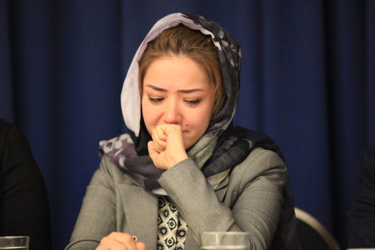 خانم مهری‌گل تورسون یک زن مسلمان چینی است که در مقابل رسانه‌ها تشریح می‌کند که چطور توسط عوامل حزب کمونیست چین در زندان‌های عقیدتی مورد سوءاستفاده و شکنجه قرار گرفته است (Jennifer Zeng/The Epoch Times)