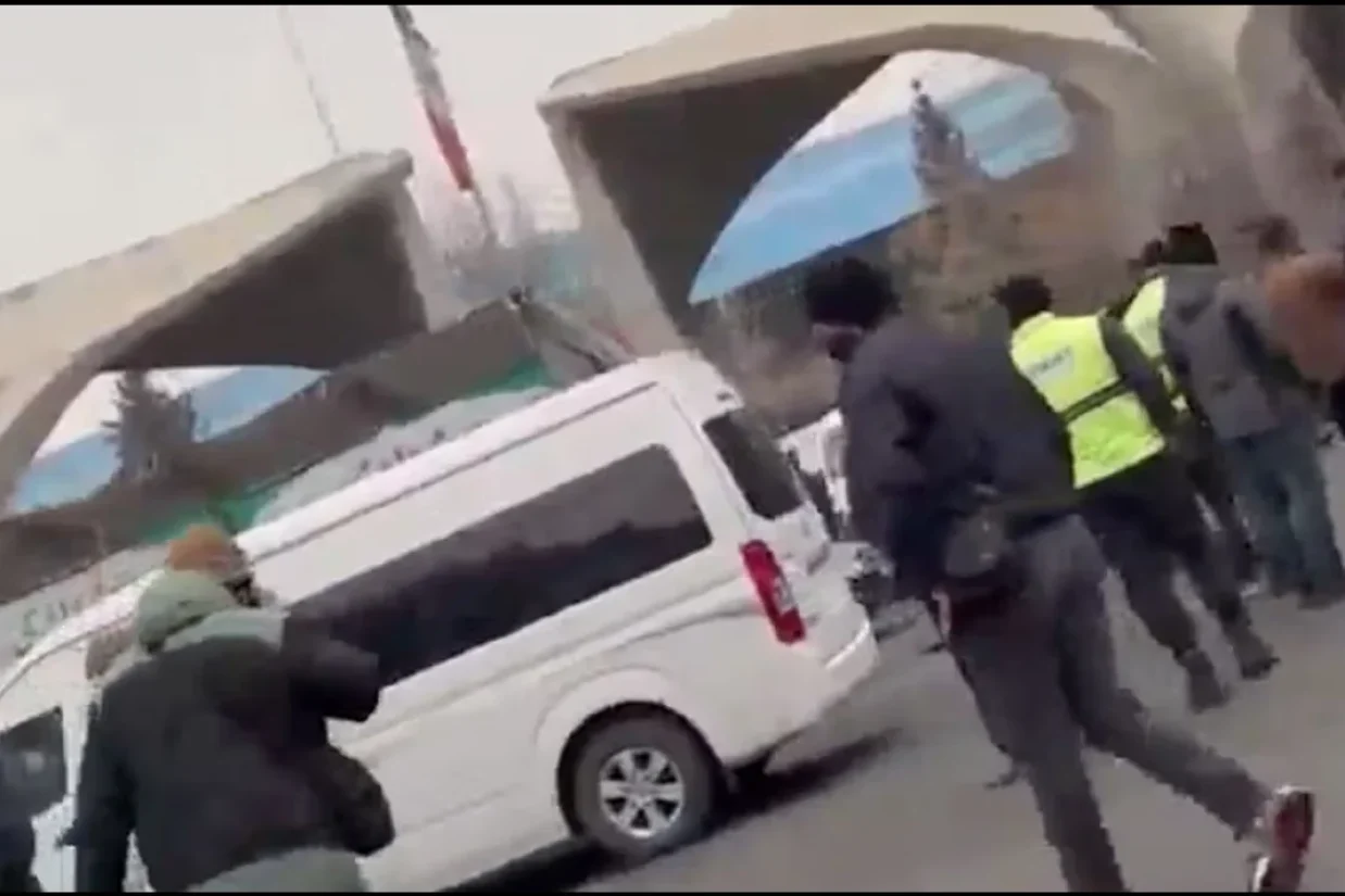 هم‌زمان با اعلام فراخوان تجمع در ۲۵ بهمن برای رفع حصر میرحسین موسوی و زهرا رهنورد، خیابان انقلاب و محدوده اطراف دانشگاه تهران شاهد حضور گسترده نیروهای امنیتی بود.