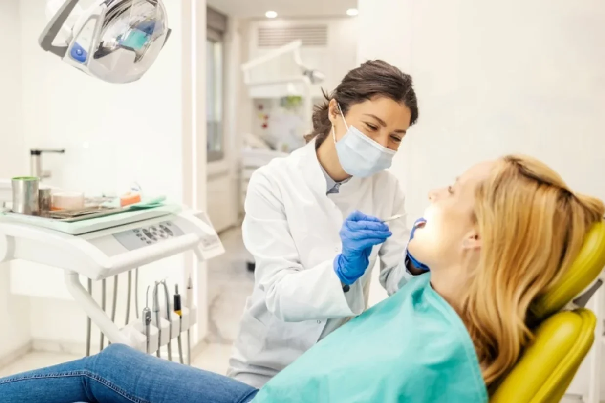 معضلات بهداشت دهان و دندان می‌توانند فراتر از دهان باشند و فشار خون، التهاب و حتی سلامت بلندمدت قلب را تحت تأثیر بگذارند. درد معمولاً آخرین نشانه وجود مشکلات دندانی است، نه اولین نشانه آن. چه کاری باید انجام دهیم؟