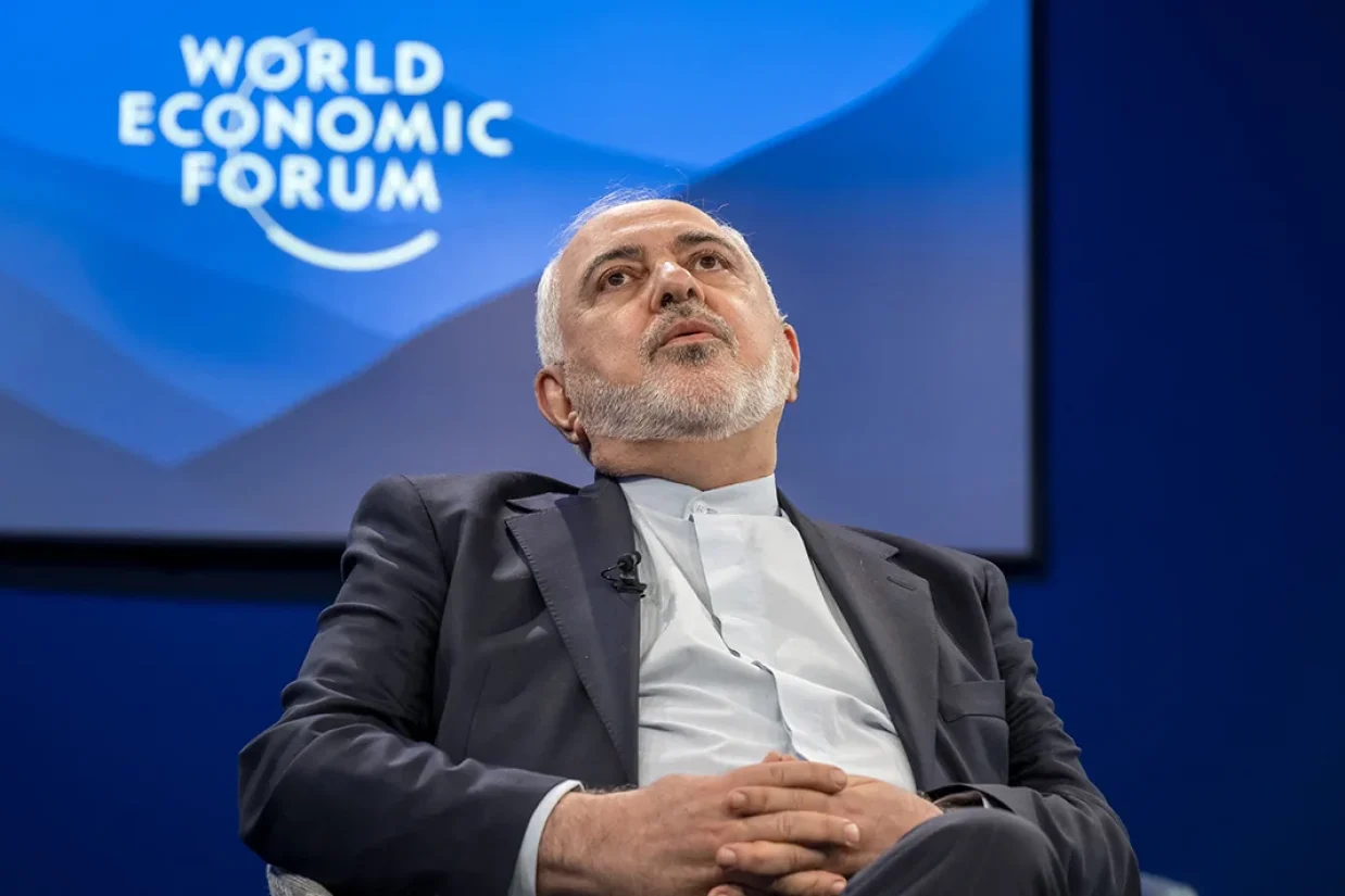 محمدجواد ظریف، مشاور ارشد مسعود پزشکیان در امور راهبردی، در نشست مجمع جهانی اقتصاد در داووس، مدعی شد که جمهوری اسلامی هیچ‌گاه به دنبال ساخت سلاح هسته‌ای نبوده و تهدیدی برای امنیت جهانی محسوب نمی‌شود. او ابراز امیدواری کرد که دونالد ترامپ، در تعامل با ایران رویکردی منطقی‌تر در پیش گیرد.