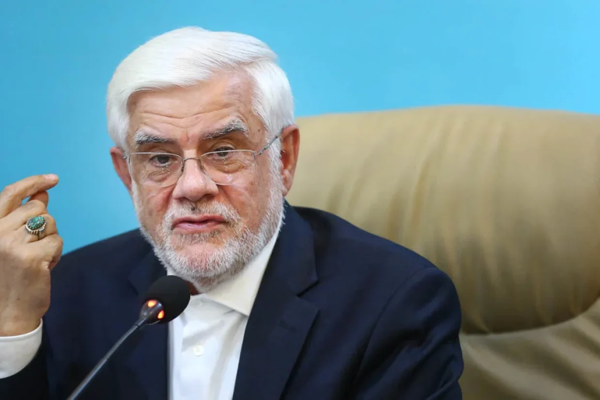 محمدرضا عارف، معاون اول رئیس دولت جمهوری اسلامی، در همایش «صد شرکت برتر ایران» که اول بهمن‌ماه برگزار شد، با اشاره به تبلیغات رایج در کشور مبنی بر ثروتمند بودن ایران به دلیل منابع نفت و گاز، گفت: متاسفانه به گونه‌ای تبلیغ کرده‌اند که ایران کشوری پولدار است، در حالی که درآمد کل کشور از فروش منابع نفت و گاز همیشه از درآمد فروش اسباب‌بازی و عروسک برخی کشورها کمتر بوده است.