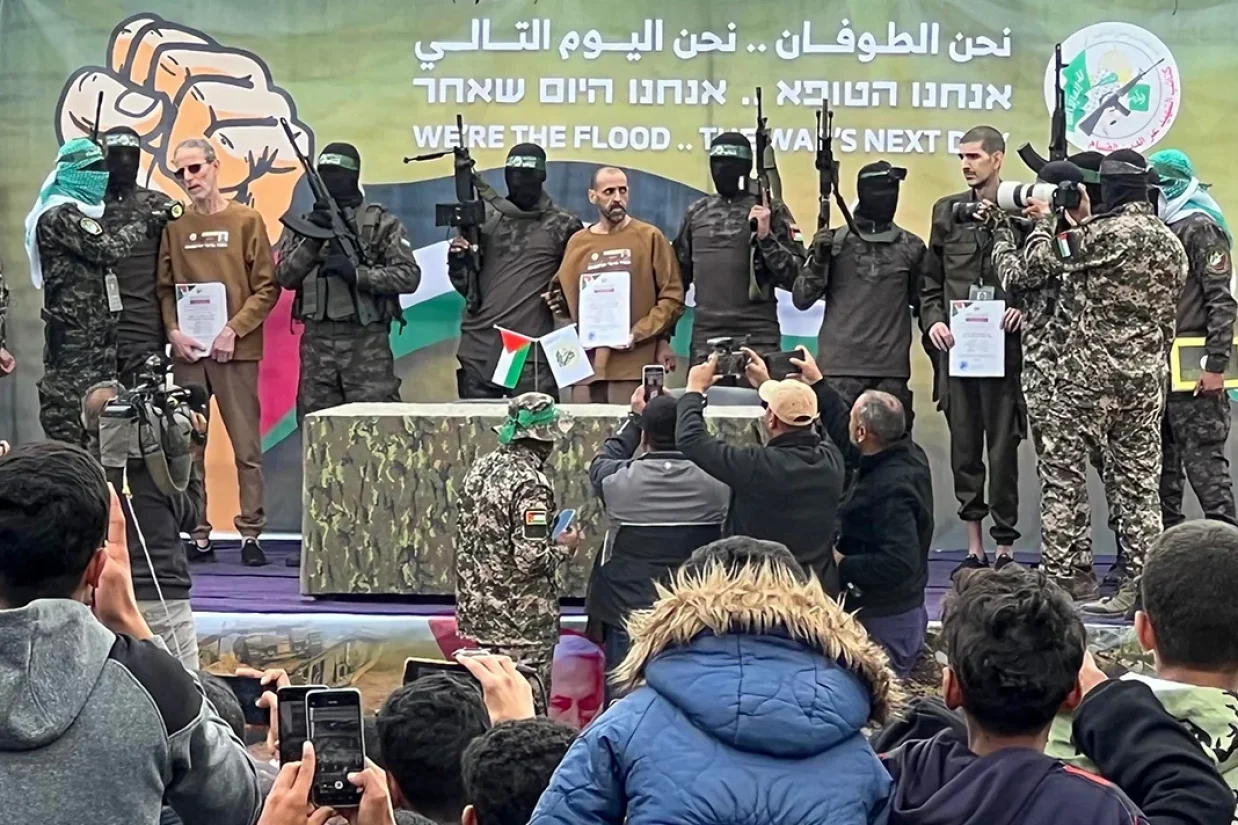 سه گروگان اسرائیلی، الی شرعابی، اور لوی و اوهاد بن‌عامی، پس از ۴۹۱ روز اسارت در نوار غزه، روز شنبه ۲۰ بهمن، به نیروهای ارتش اسرائیل تحویل داده شدند.