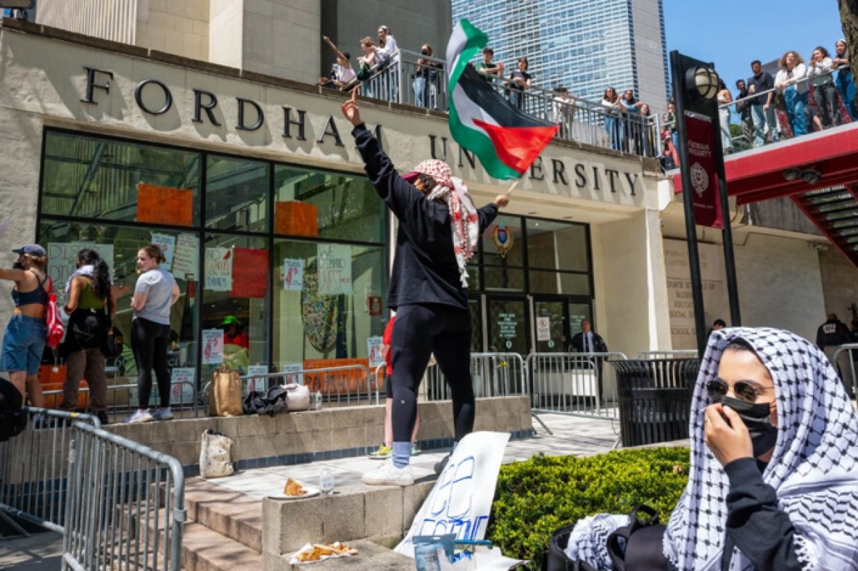 طرفداران فلسطین در خارج از محوطه دانشگاه مرکز لینکلن فوردام در شهر نیویورک در ۱ مه ۲۰۲۴ در تظاهرات شرکت می‌کنند. (Spencer Platt/Getty Images)