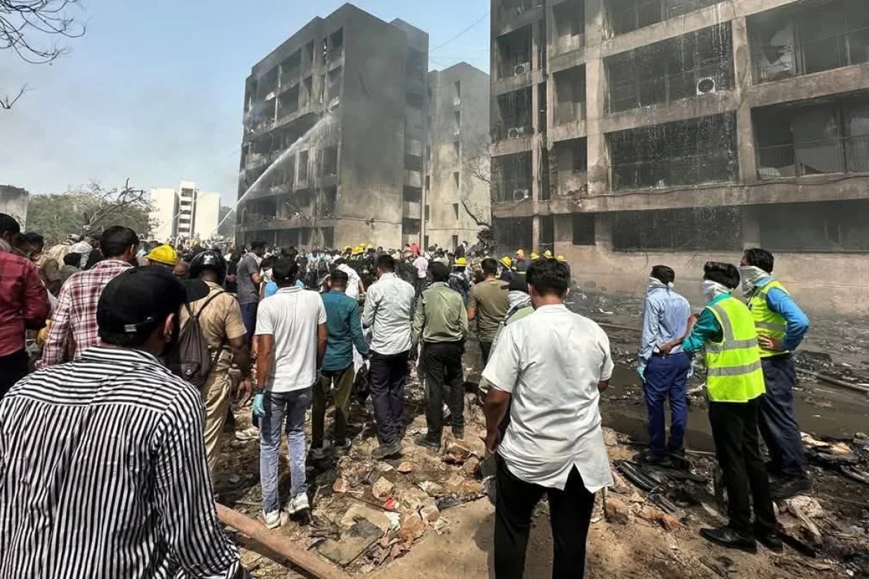 یک هواپیمای مسافربری شرکت هندی ایرایندیا به مقصد لندن و بیش از ۲۰۰ نفر سرنشین، روز پنج‌شنبه در نزدیکی فرودگاه شهر احمدآباد در غرب هند سقوط کرد.