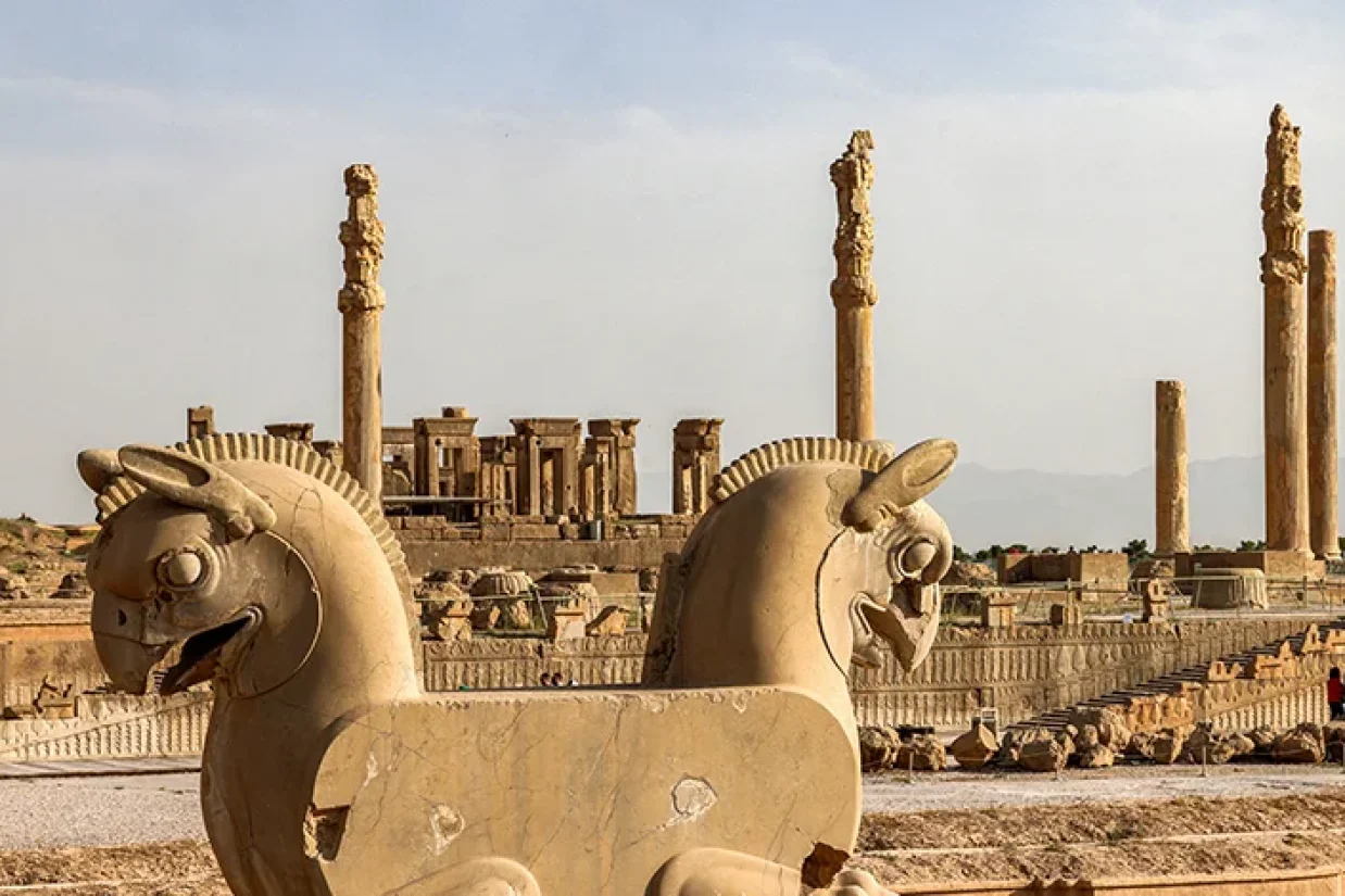 در آستانه ۷ آبان و روز کوروش شاهد وضعیت نگران‌کننده‌ میراث به‌جامانده از هخامنشیان در تخت‌جمشید و نقش‌رستم هستیم.