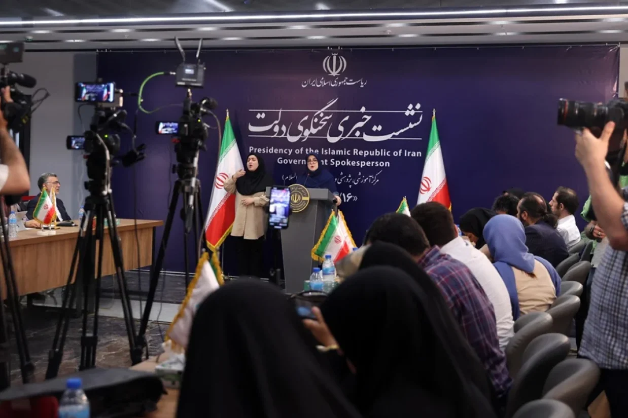 سخنگوی دولت پزشکیان، اعلام کرد که مواضع ما در مذاکرات کاملاً روشن و غیرقابل تغییر است و فقط در مورد موضوع هسته‌ای مذاکره می‌کنیم.