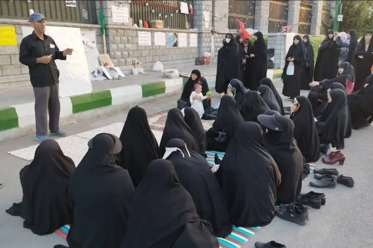 طبق گزارش‌ها و ویدئوهای منتشر شده در رسانه‌های داخلی، نیروهای انتظامی شامگاه جمعه ۸ فروردین پس از ۴۸ روز تحصن، اعتراض حامیان حجاب اجباری در مقابل ساختمان مجلس را که خواستار اجرای قانون حجاب و عفاف بودند، متفرق کردند.
