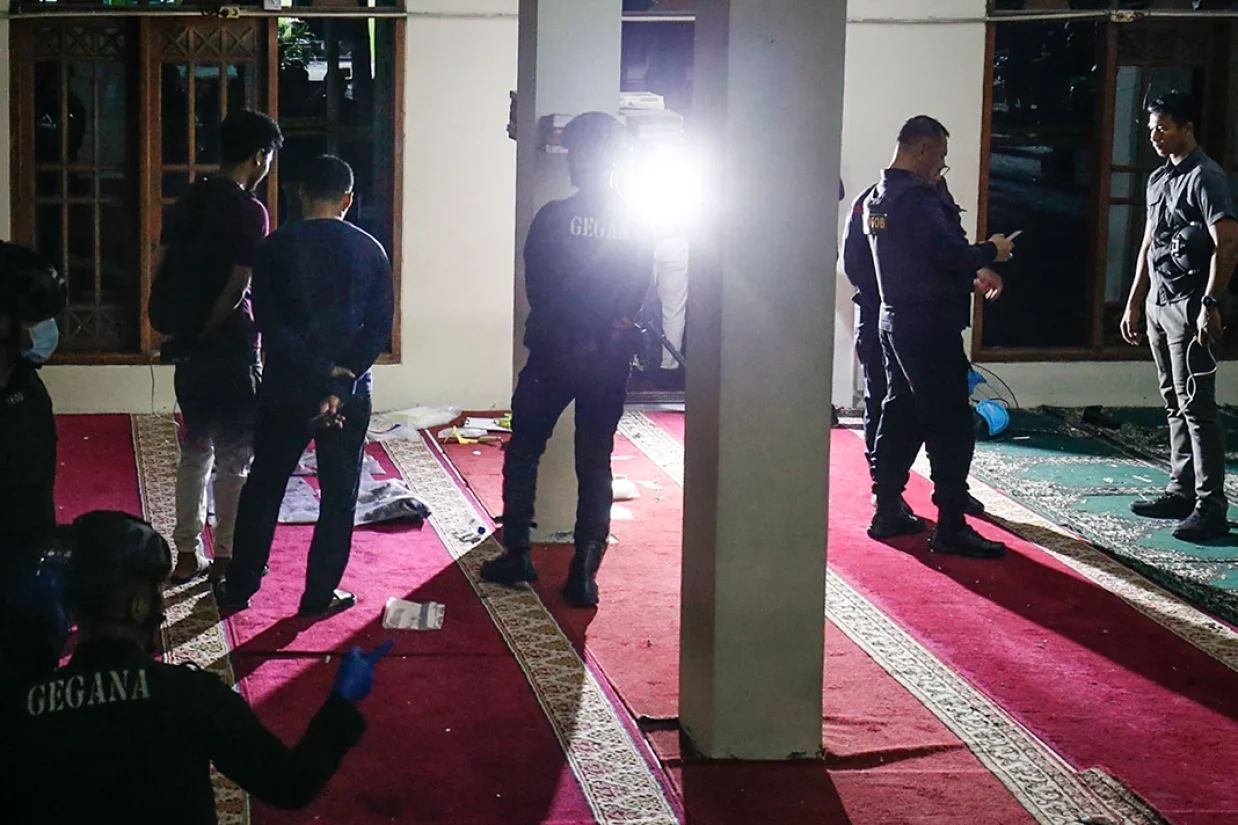 مقامات اندونزی اعلام کردند انفجارهای پیاپی در یک مسجد در پایتخت این کشور، ده‌ها زخمی بر جای گذاشت.
