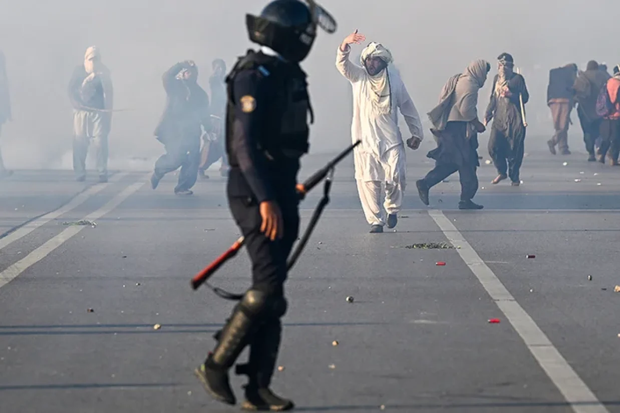 در تازه‌ترین خبرها از اعتراضات برای آزادی عمران خان، هواداران او در روز سه‌شنبه از موانع کانتینری عبور کردند و وارد شهر اسلام‌آباد شدند.