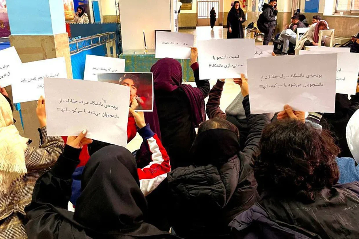 دانشجویان در چهارمین روز اعتراضات اعلام کردند که اعتراضات آن‌ها به گروه‌هایی مانند مجاهدین خلق و اصلاح‌طلبانی تعلق ندارد و آن‌ها تنها «صدای ملت» ایران را فریاد می‌زنند.