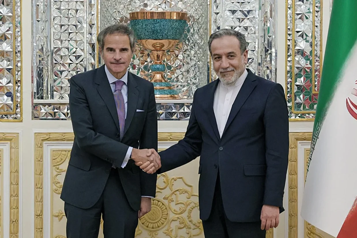 مدیر کل آژانس بین‌المللی انرژی اتمی روز چهارشنبه وارد تهران شد و با عباس عراقچی دیدار و گفتگو کرد. او قرار است فردا با رئيس سازمان انرژی اتمی دیدار کند.
