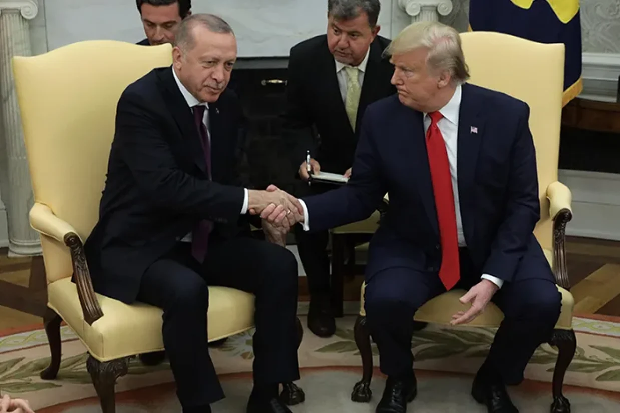 رجب طیب اردوغان، رئیس‌جمهور ترکیه، اواخر چهارشنبه با دونالد ترامپ، رئیس‌جمهور منتخب ایالات متحده، تماس تلفنی برقرار کرد و درباره بهبود همکاری بین دو کشور در دوره جدید وی گفتگو کرد.
