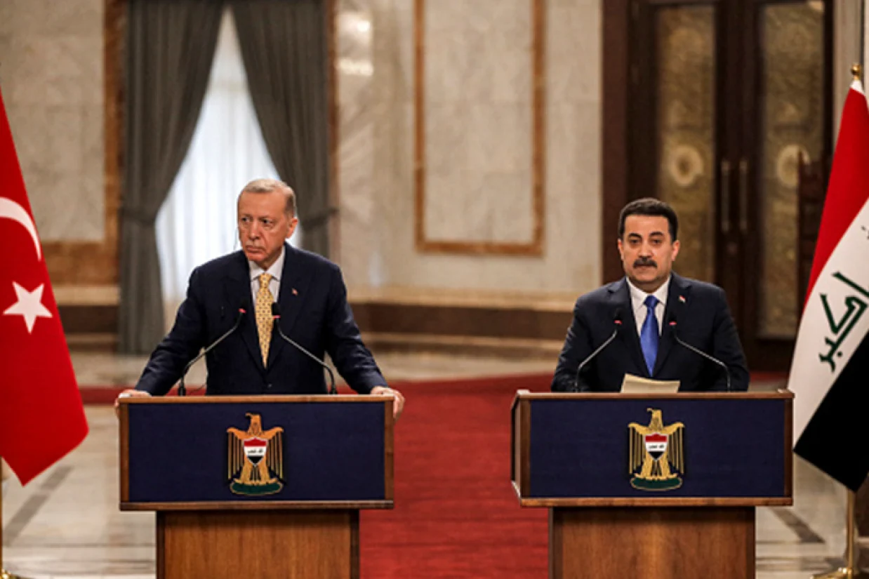 اردوغان امروز برای آنچه که رسانه‌ها «بهبود و گسترش روابط با عراق و همچنین همکاری دوجانبه علیه حزب کارگران کردستان (پ.‌ک‌.ک)» عنوان کرده‌اند، وارد بغداد شد.