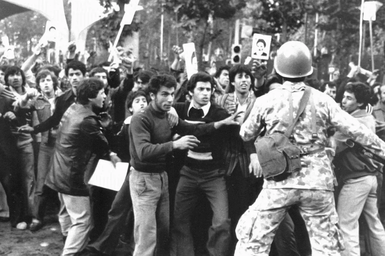 سوال‌های بی‌پاسخ زیادی از چگونگی وقوع انقلاب ۵۷ باقی مانده است. یکی از این سوال‌ها به جنبش‌های دانشجویی چپ‌گرا در آن دوره برمی‌گردد.