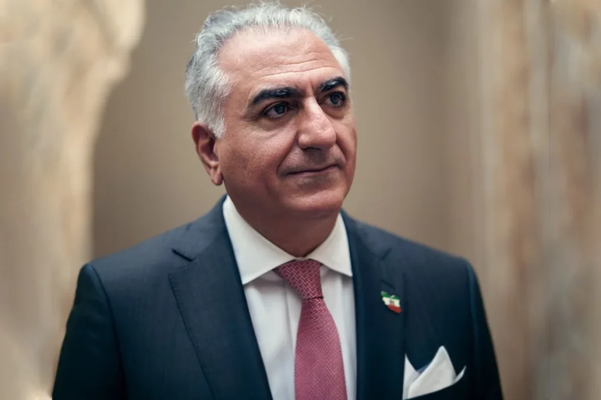 شاهزاده رضا پهلوی می‌گوید به‌محض فراهم شدن شرایط آماده ورود به ایران است و از نیروهای مسلح و امنیتی خواست به آغوش ملت بازگردند و از مردم حفاظت کنند.