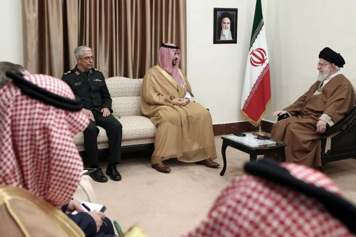 در آستانه دور دوم مذاکرات هسته‌ای، وزیر دفاع عربستان وارد تهران شد. و همزمان با حضور عراقچی در کرملین برای تحویل نامه خامنه‌ای، امیر قطر با پوتین دیدار کرده است.