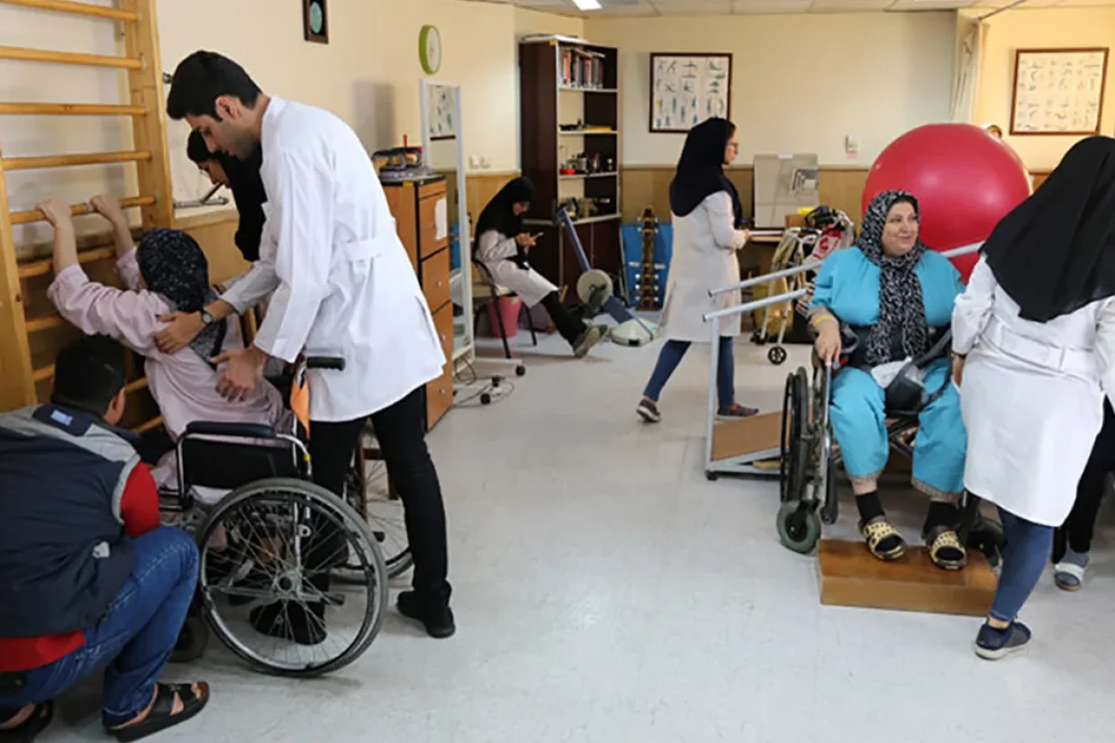 دستگاه قضائی جمهوری اسلامی گاهی برای مجازات مجرمان جنسی، آنان را ملزم به انجام کار اجباری در مراکز نگهداری از افراد دارای معلولیت می‌‏کند. به گزارش مشرق‌نیوز، کمتر از یک ماه پیش، راننده‌ای که به آزار و اذیت جنسی یک زن اقدام کرده بود، بر اساس حکم دادگاه به شلاق و انجام کار اجباری در مراکز نگهداری از افراد دارای معلولیت محکوم شد.