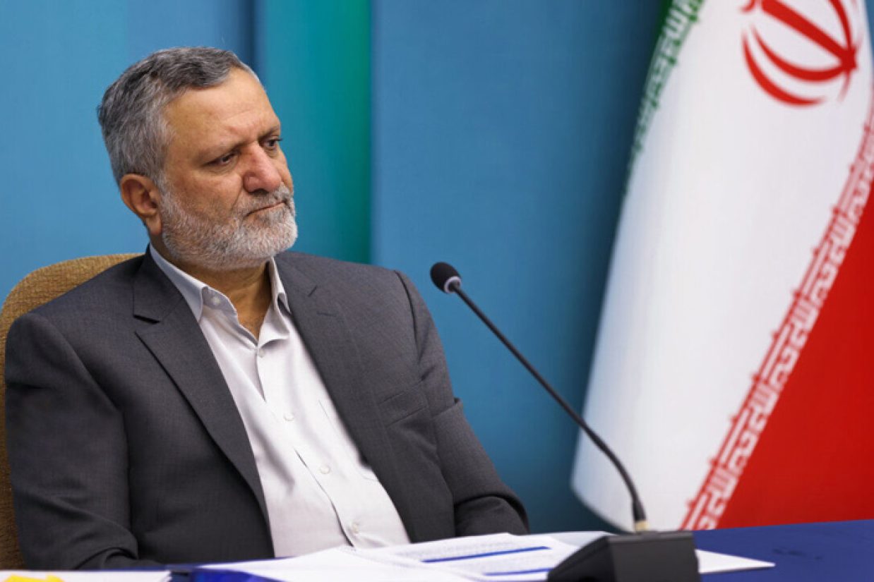 وزیر کار بدون اعتنا به پیشنهادهای نمایندگان کارگری، افزایش ۳۵ درصدی حداقل حقوق کارگران در سال ۱۴۰۳ را اعلام کرد. نمایندگان کارگری جلسه شورای کار را ترک کردند.