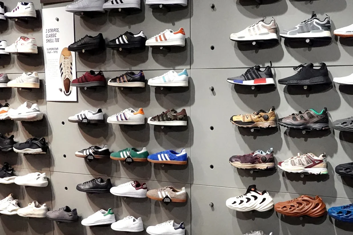 آدیداس آخرین جفت کتانی یزی (Yeezy) را فروخت. کفش‌های حاصل از همکاری پرسود با رپر یـه یا کانیه وست به پایان رسانید.
