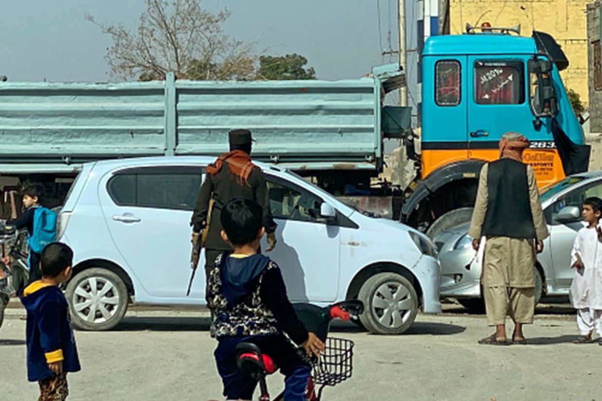 دست‌کم پانزده شهروند غیرنظامی در پی حمله انتحاری مقابل کابل‌بانک در شهر قندهار کشته و زخمی شدند.