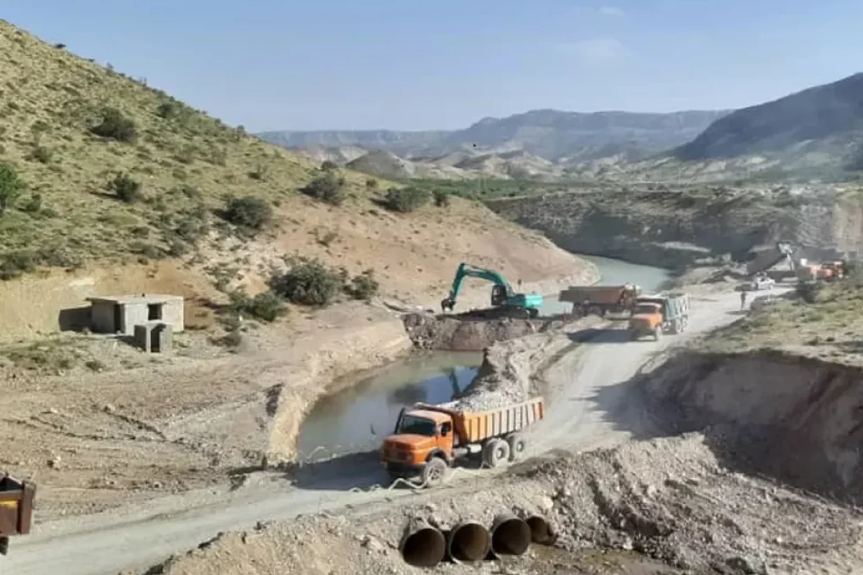 کارشناسان می‌گویند که احداث سد تنگ‌سرخ بر روی دریاچه مهارلو باعث افزایش فرونشست زمین در جنوب شرقی و نواحی مرکزی شهر شیراز و کاهش آب دریاچه خواهد شد.