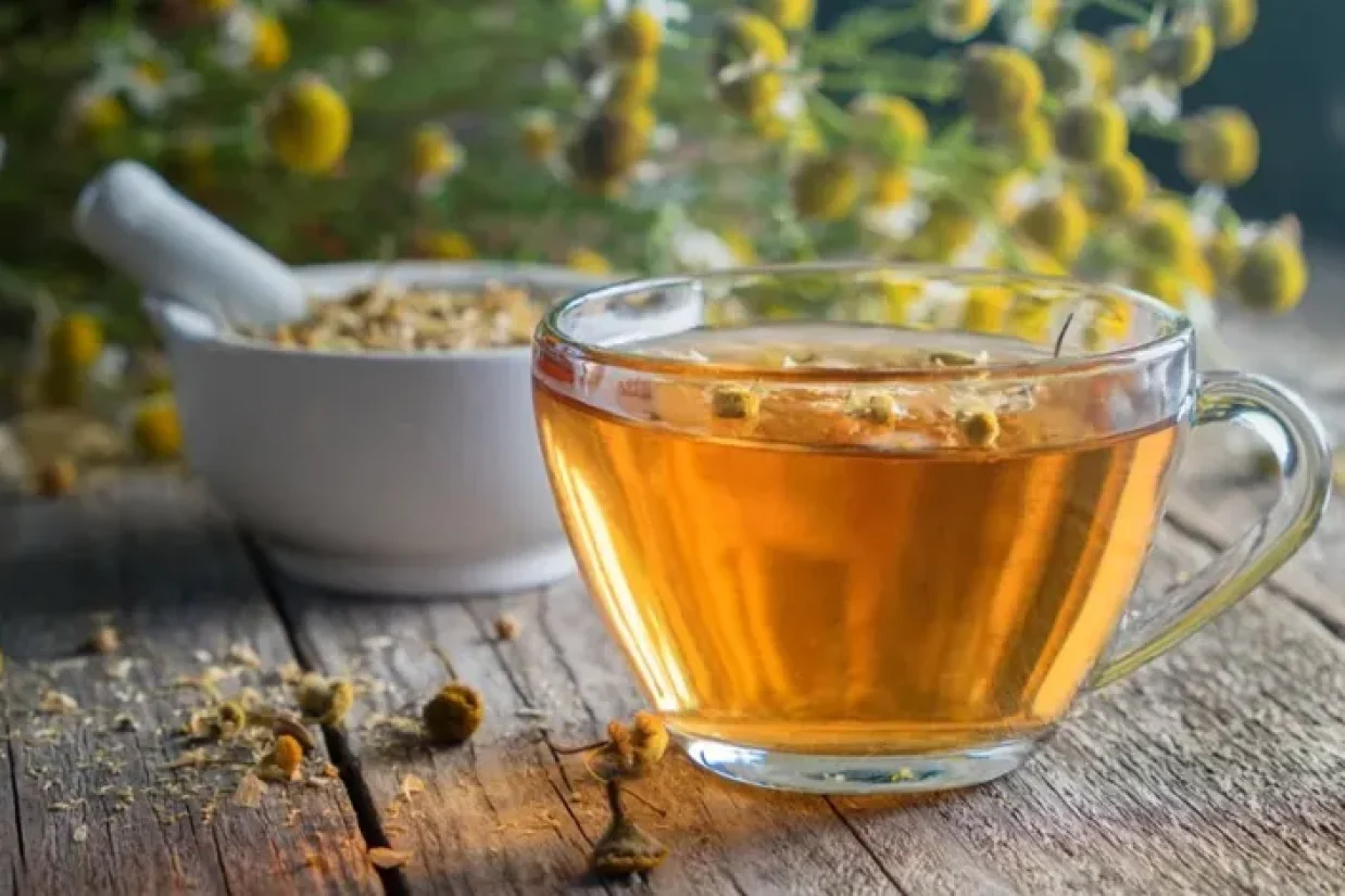 چای بابونه برای افرادی که مشکلات مزمن گوارشی دارند مفید است و همچنین به بیماران سرطانی کمک می‌کند.