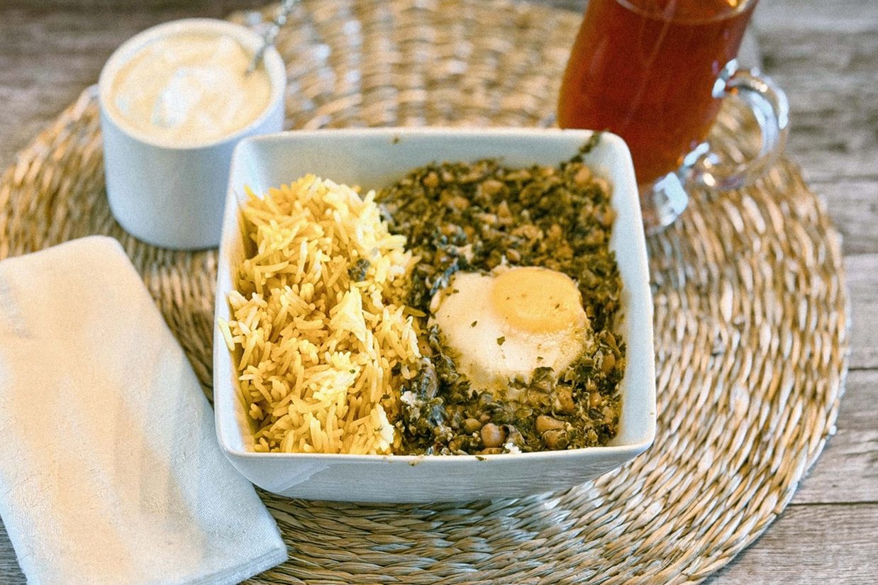 اگر سبزی قورمه را با لوبیا چشم‌بلبلی و تخم مرغ، که برخی شمالی‌های ایران از آن استفاده می‌کنند، بپزید، غذایی مغذی با طعم و بافت غنی خواهید داشت.